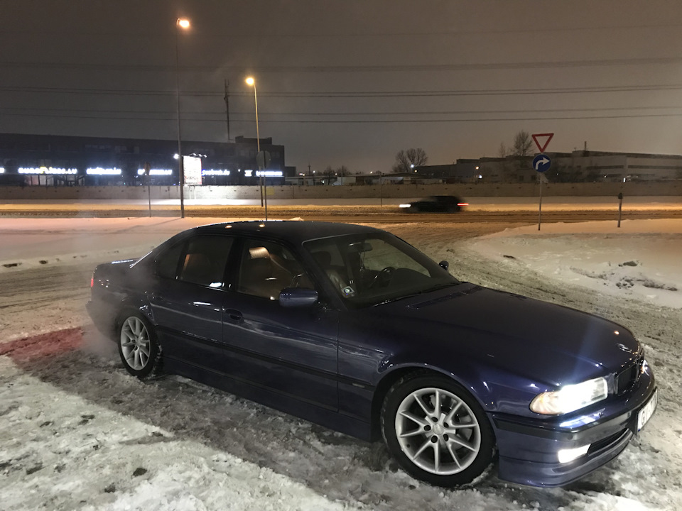 всем пока — BMW 7 series (E38)