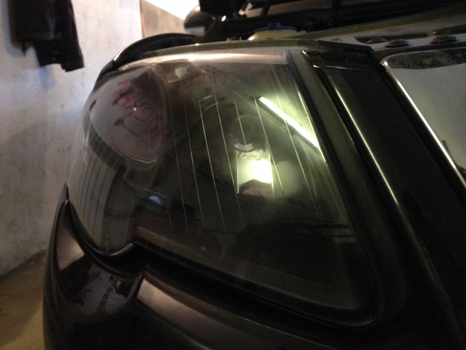 Запотевает фара с правой стороны — Volkswagen Passat B6, 1,8 л, 2009 ...