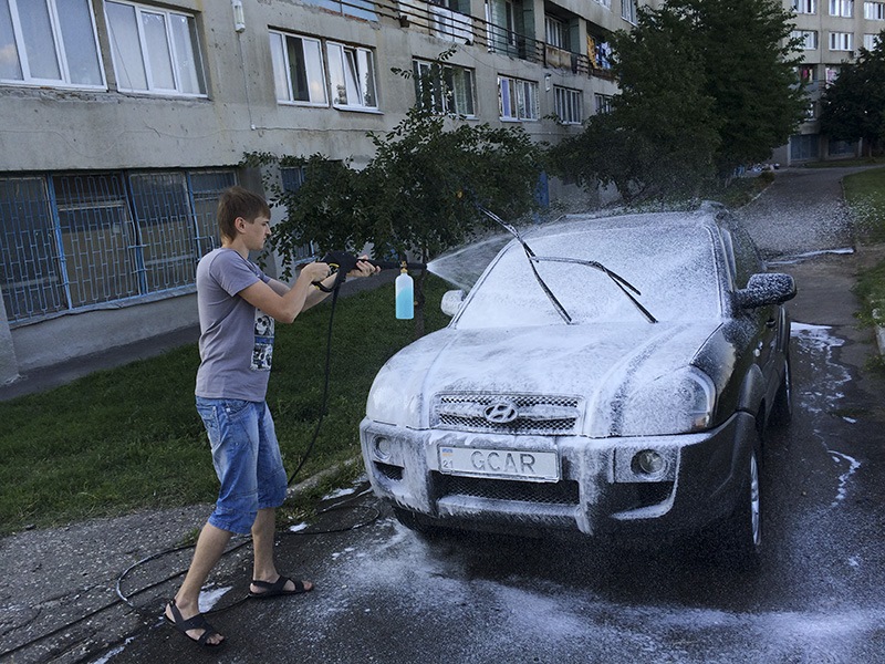 Мыть машину во дворе частного дома. Моя машина. Мытье автомобиля во дворе. Я И моя машина. Мою машину любую машину.