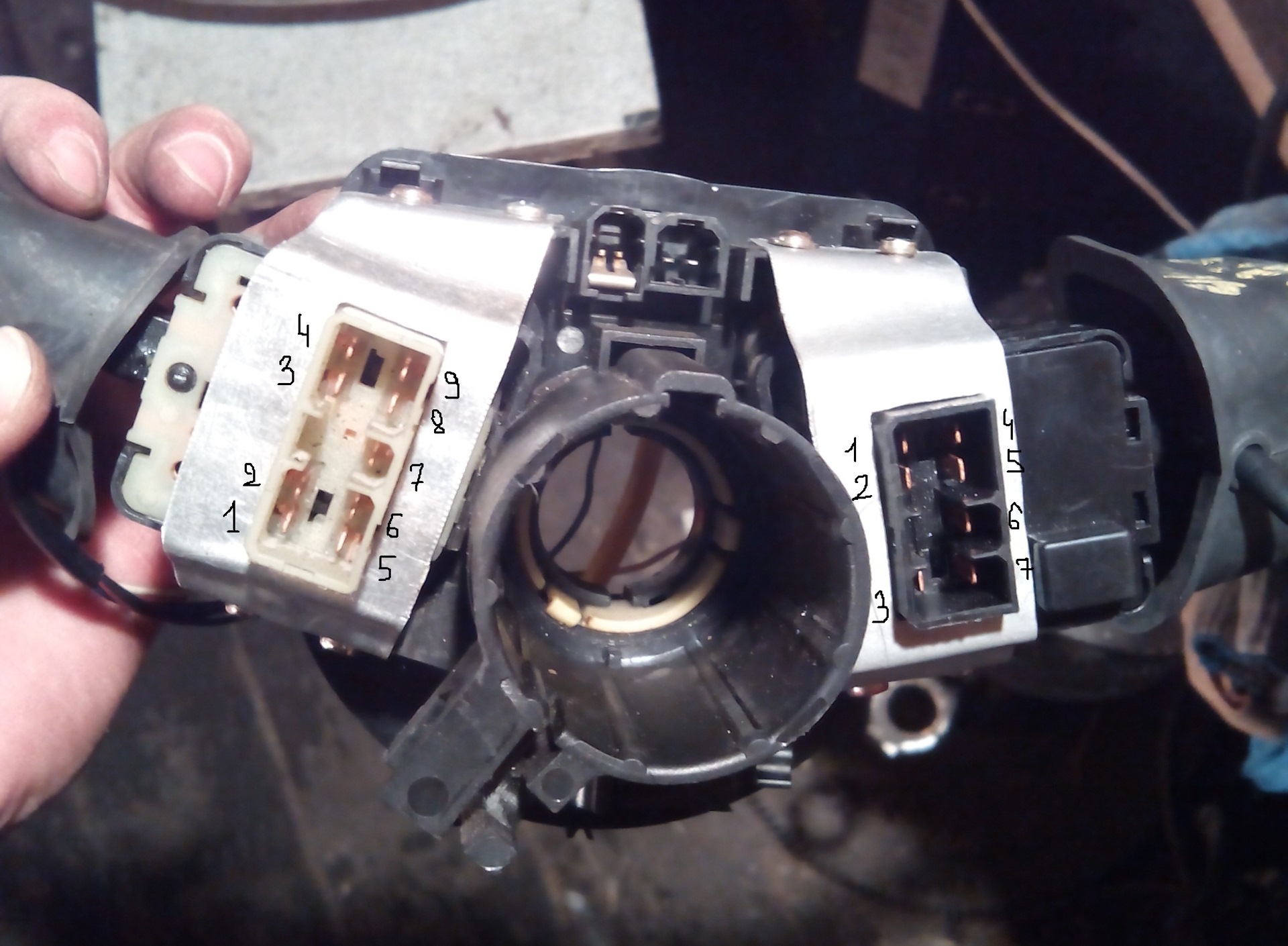 Подрулевой переключатель поворотов приора. Функции подрулевых переключателей. Функции кнопок на подрулевом переключателе skoda. Подрулевые переключатели ваз 2110. Гитара подрулевая от ваз приора 2.