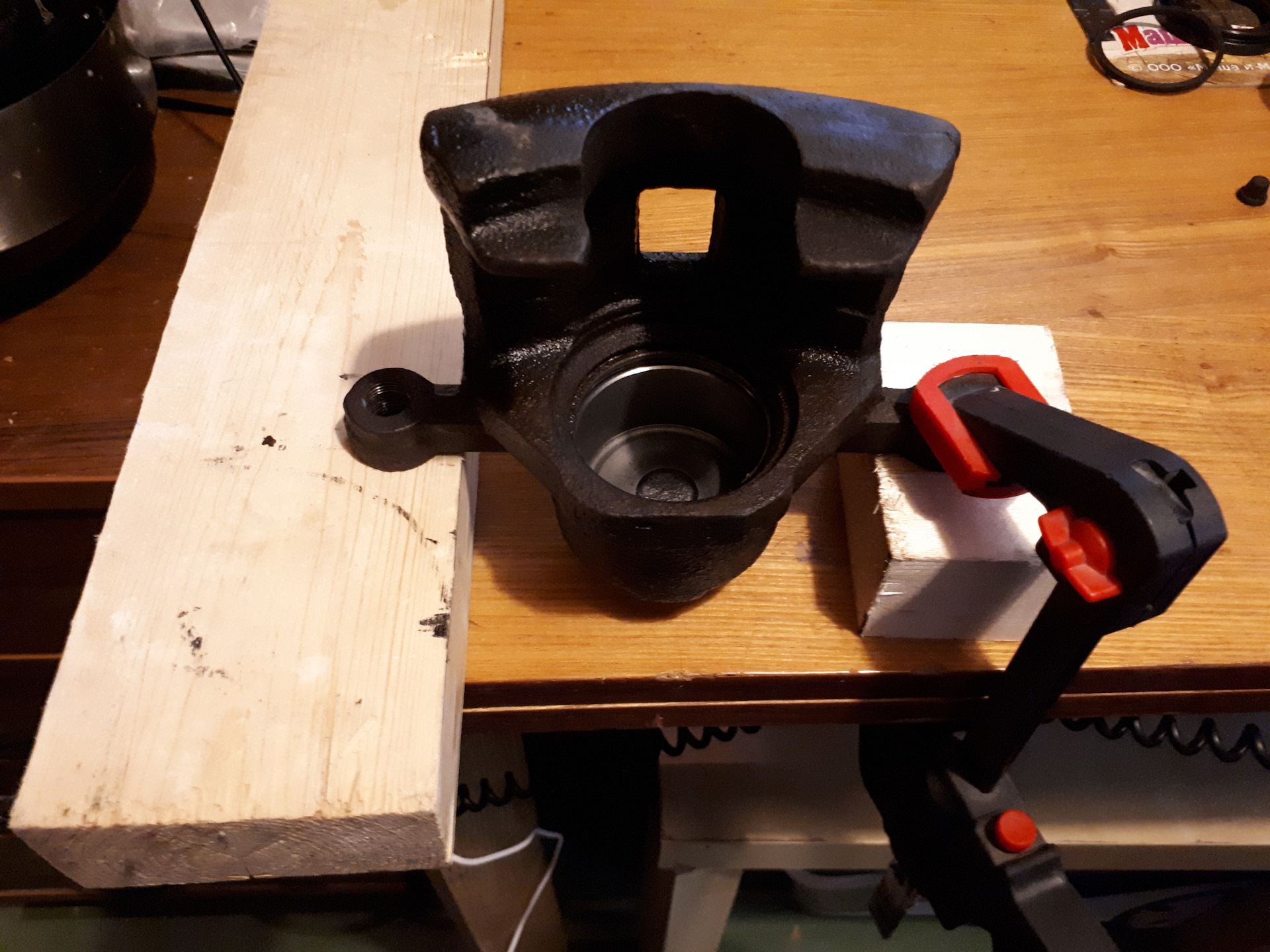 Установка поршня в цилиндр переднего тормозного суппорта — KIA Spectra ...