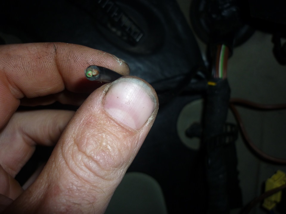 вроде как повторитель должен быть — Volkswagen Passat Variant (B5)