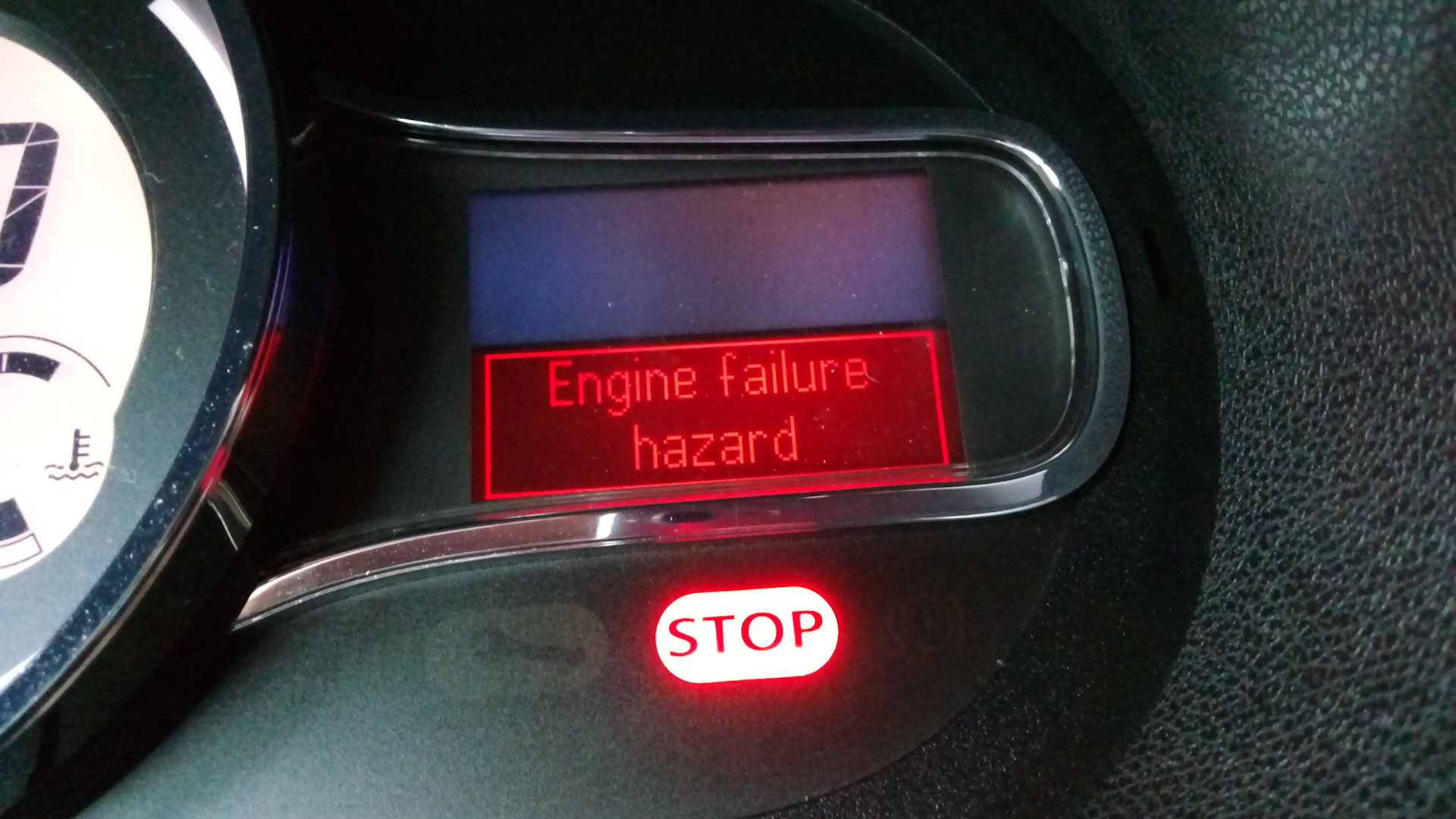 Ошибка меган. Check engine Рено Меган 3. Ошибка engine failure Hazard Меган 3. Рено Меган 3 ошибка. Engine failure Hazard Рено.