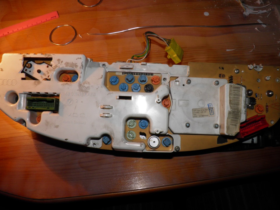 по периметру выкручиваете болты! и вынимаете вверх, она снимется легко! — Audi 100 Avant (C4). Запчасти на фото: B8300, 1437384, 000OS