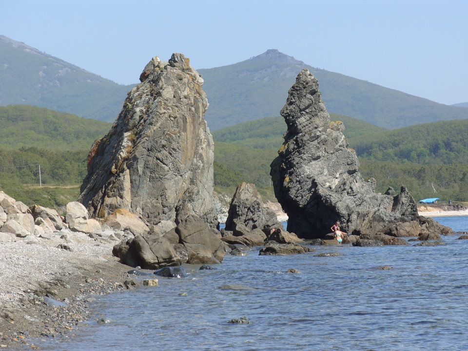 Каменка приморский край дальнегорский. Дальнегорск Приморский край горы скалы. Бухта Лангоу Приморский край. Заказник черные скалы Дальнегорск. Лангоу 2 Приморский край.