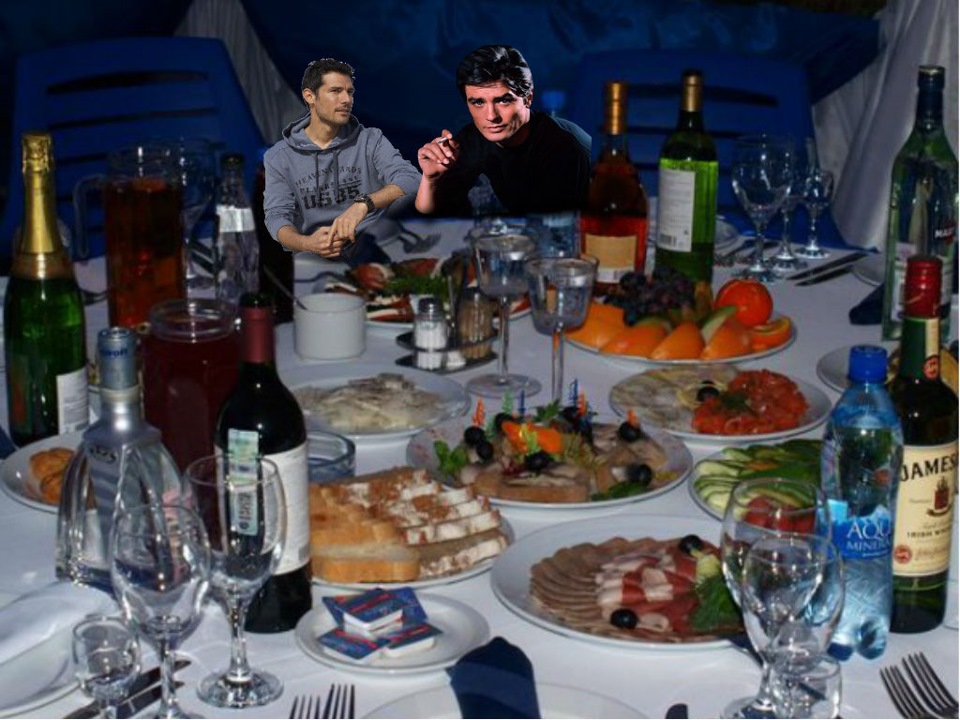 Армяне гуляют красиво. Накрытый стол с алкоголем. Мужское застолье. Стол с едой и выпивкой. Праздничный мужской стол.
