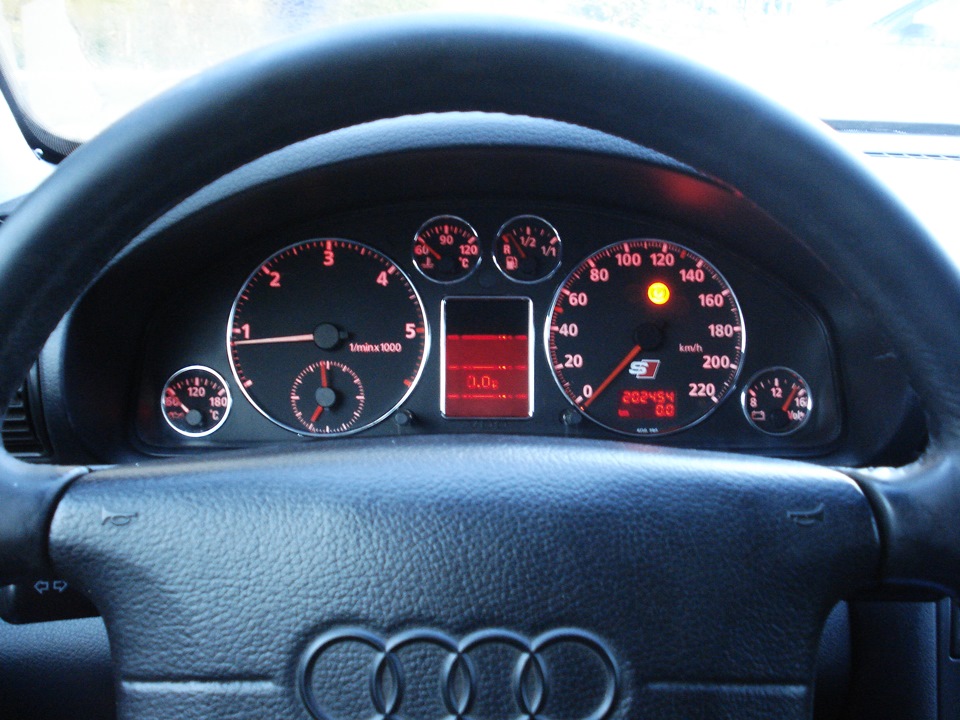 на центральной панели появились битые пиксели audi a4 на центральной панели появились битые пиксели audi a4