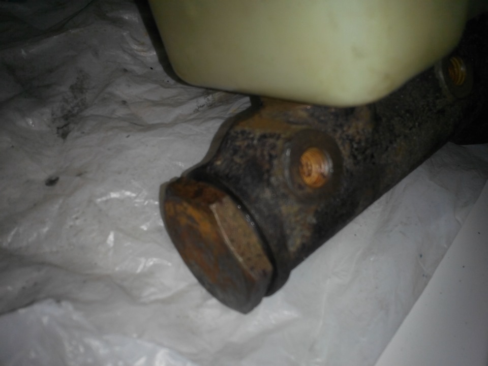 Bulkhead brake master cylinder