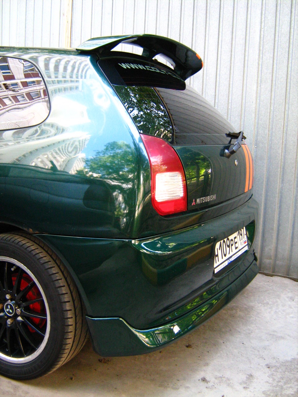 С другого боку — Mitsubishi Colt V