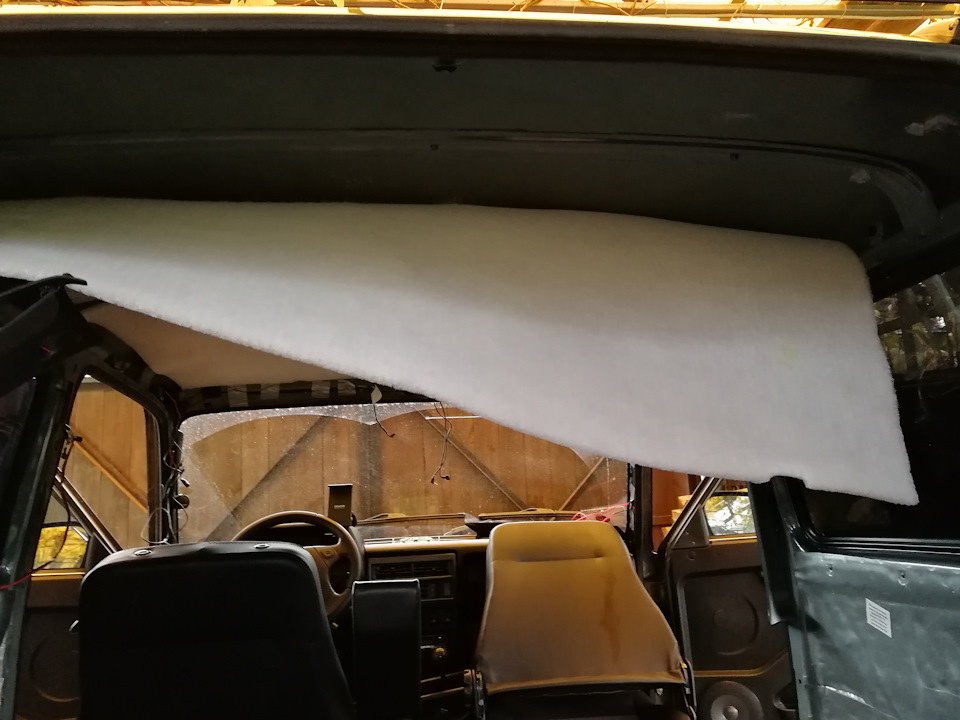 Хрень типа пароизоляции, которую даже не удосужились нормально приклеить ((((так брызнули в паре мест. — Lada 4x4 3D