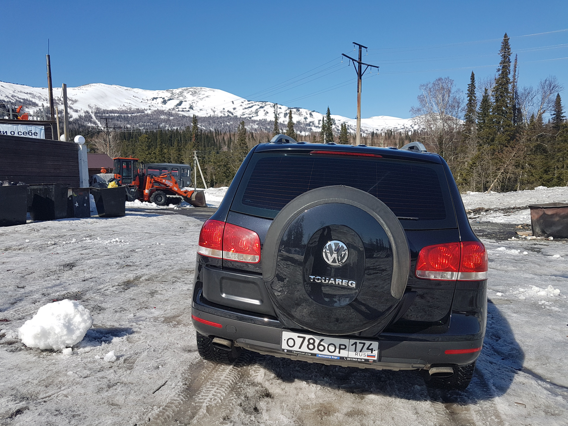 Двери туарег 1. Запаска Туарег 1. Запаска VW Touareg 1. Туарег 1 поколения с запаской.