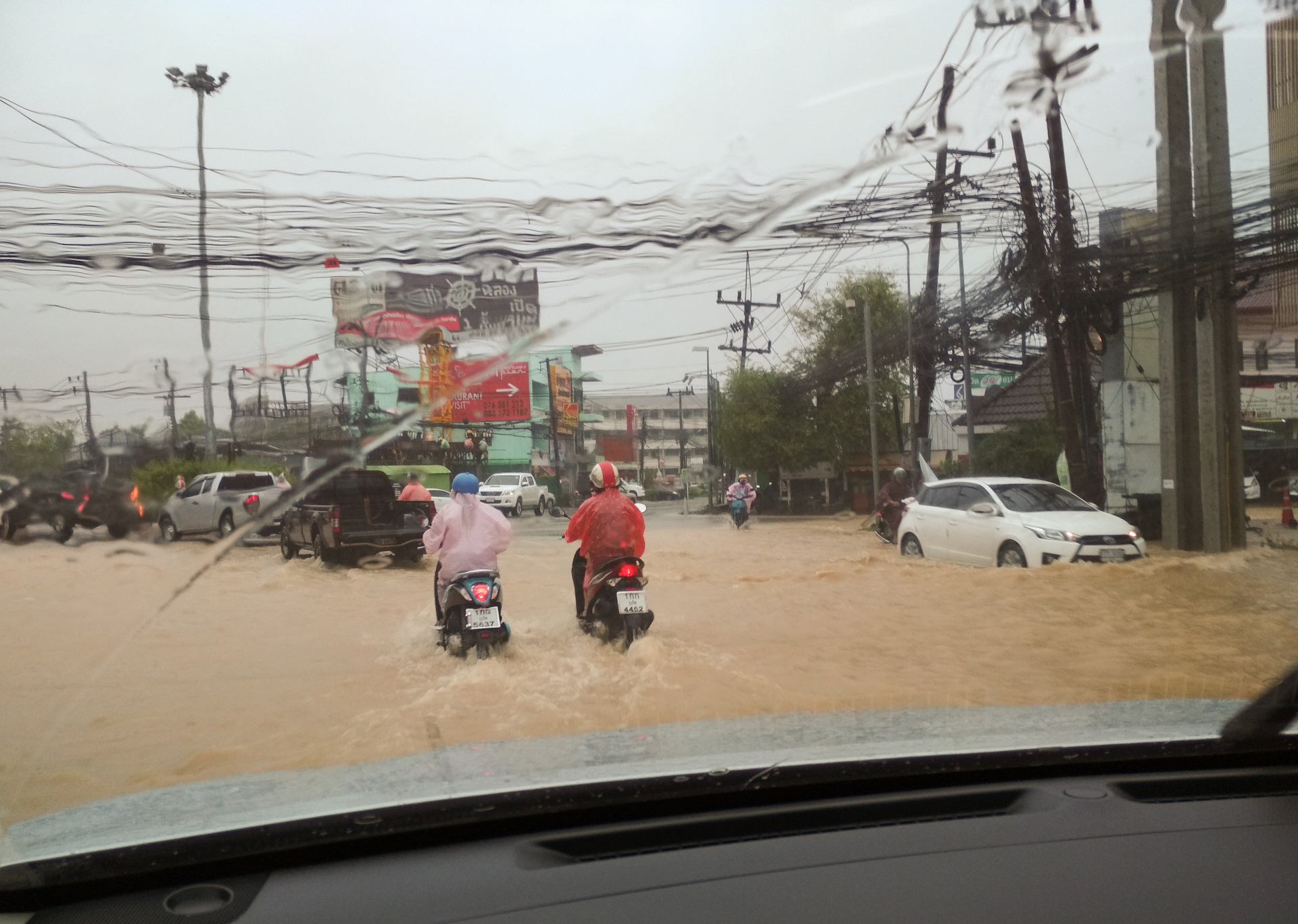 Пхукет наводнение 2022. Наводнение на пхукете. Пхукет тайфун. Паводок половодье наводнение. Потоп на пхукете 2022.