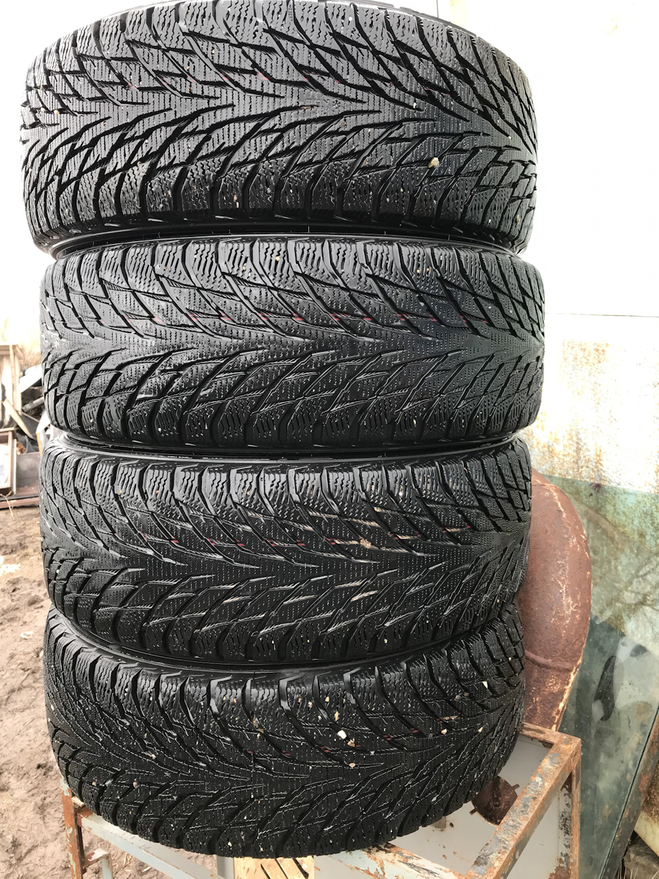 За зиму съело резину (Nokian Hakkapeliitta R2) — Lada Vesta, 1,6 л ...