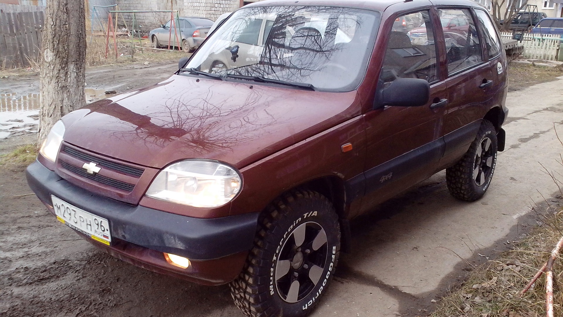 Chevrolet Niva 2005 вишнёвая