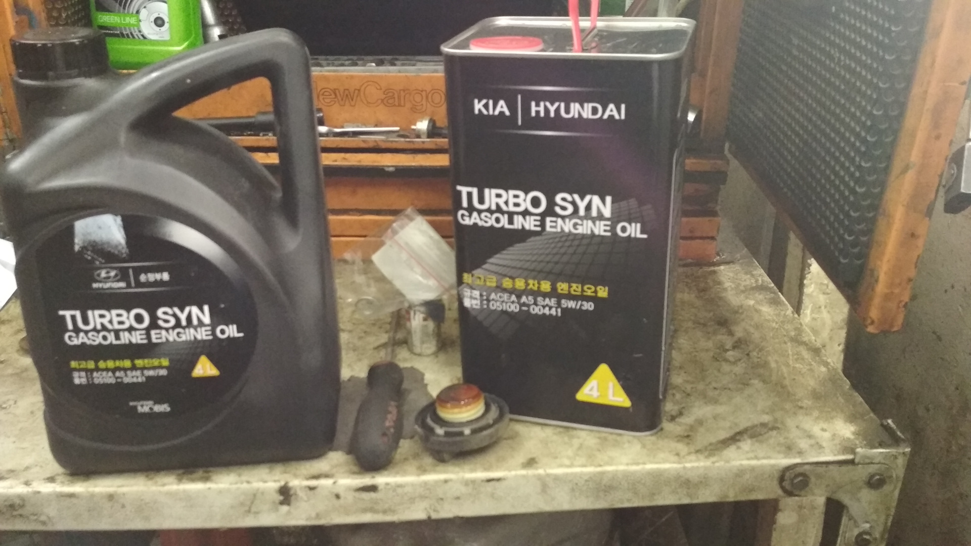 Масло hyundai как проверить. Hyundai Turbo syn 5w-30. Масло Hyundai 5w30 Turbo syn. Масло в двигатель Киа Рио 1.6 2013. Kia Rio 3 1.6 масло в двигатель.