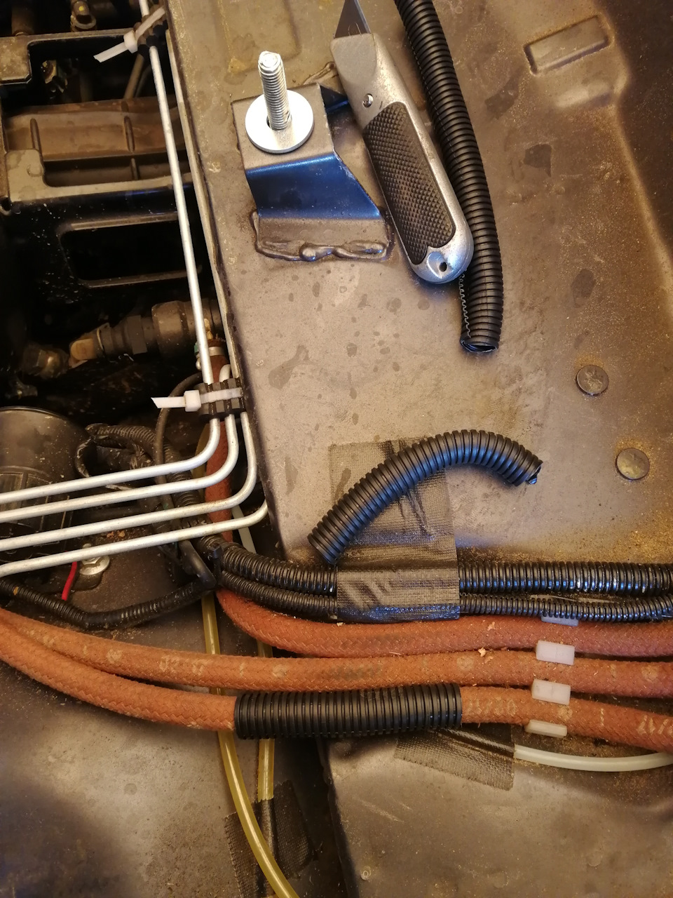 Вот шпилька на которую крепится бокс, ну и на всякий случай на трубки одеваем защиту. — Lada 4x4 3D