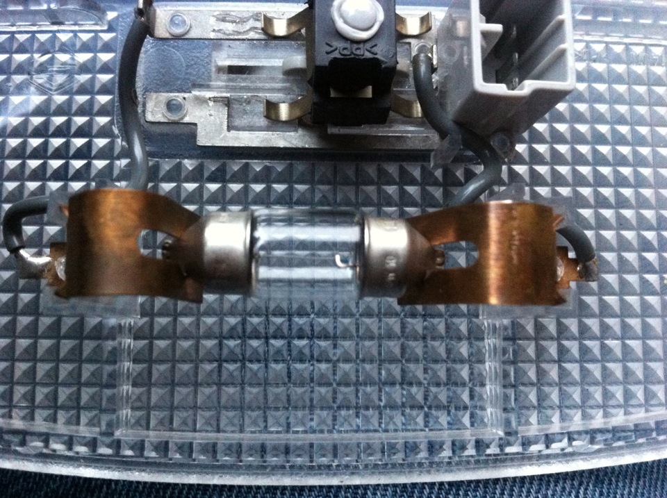 Замена лампочки освещения салона — Lada Калина Хэтчбек (1G), 1,6 л ...