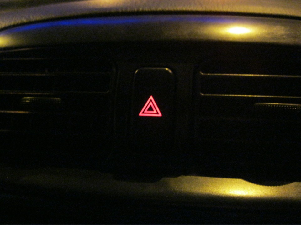 Аварийка мазды. Аварийная сигнализация кнопка ,VD. ГАЗ 3102 снятие кнопки аварийки. Лампа аварийка черно белая. Аварийки на машине Камри.
