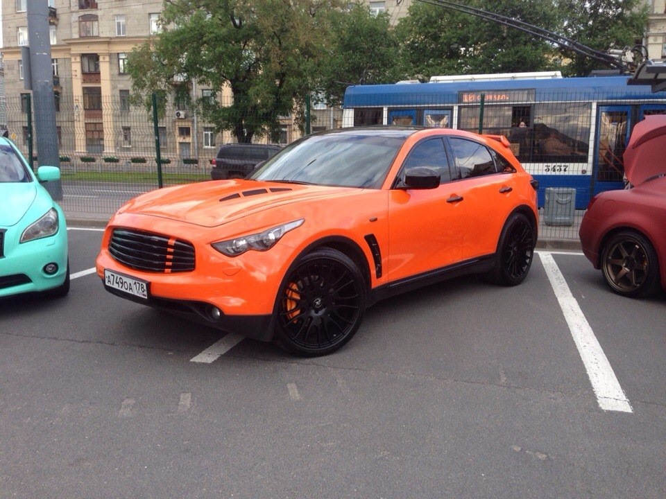 Infiniti FX 35 красные суппорта