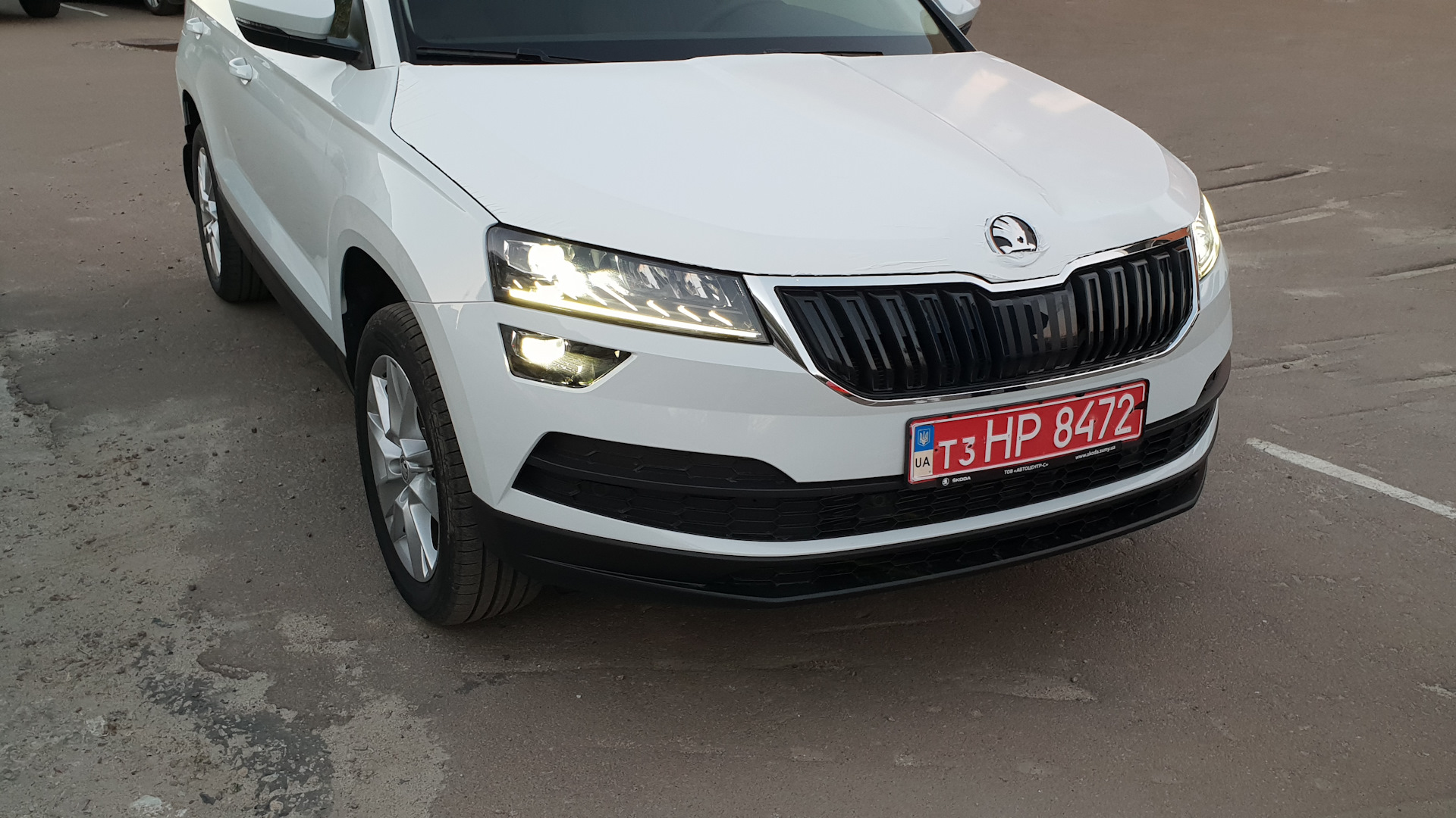 Капот шкода карок. Skoda Karoq. Шкода Карок 1.4. Шкода Карок 1 4 турбо. Skoda Karoq 2023.