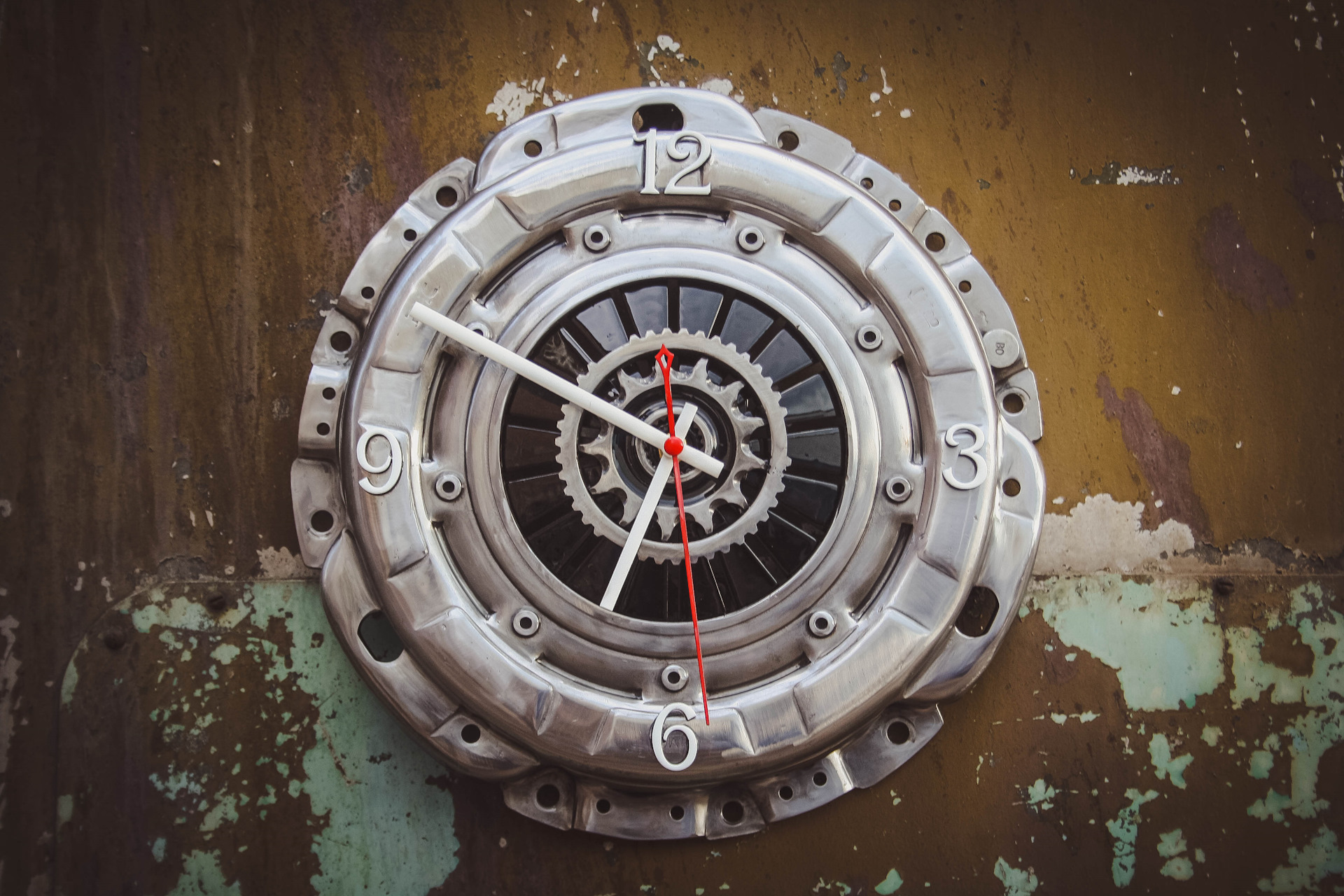 Часы из сцепления. Часы из сцепления. Часы из корзины сцепления. Часы в гараж настенные. Часы из сцепления.