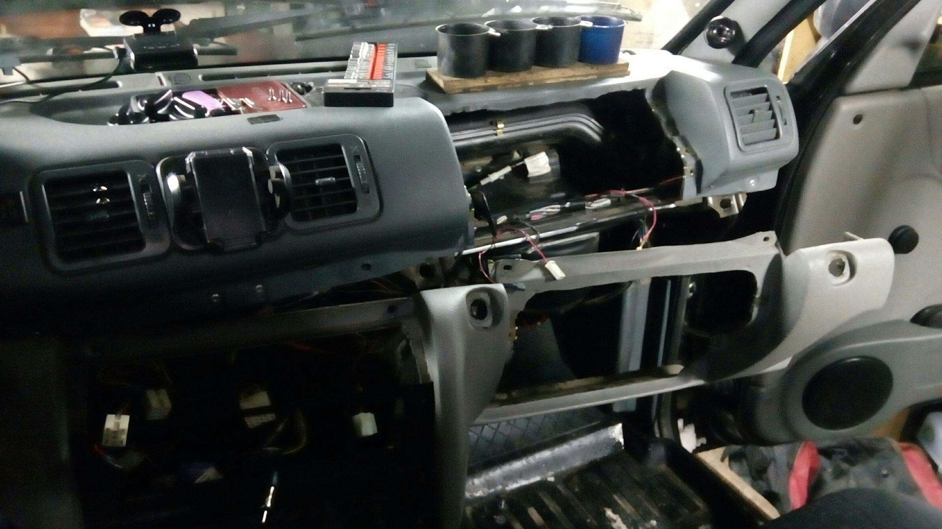 ковролин водителя volvo s60. антифриз под ноги. радиатор отопителя пежо 206 с кондиционером. пежо 307 антифриз под ковриком водителя. антифриз под ноги.