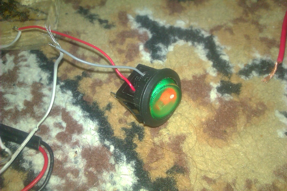 6. Выключатель заднего хода lacetti. Кнопка заднего хода калина. Кнопка заднего хода. Лада калина 1 кнопка заднего хода.