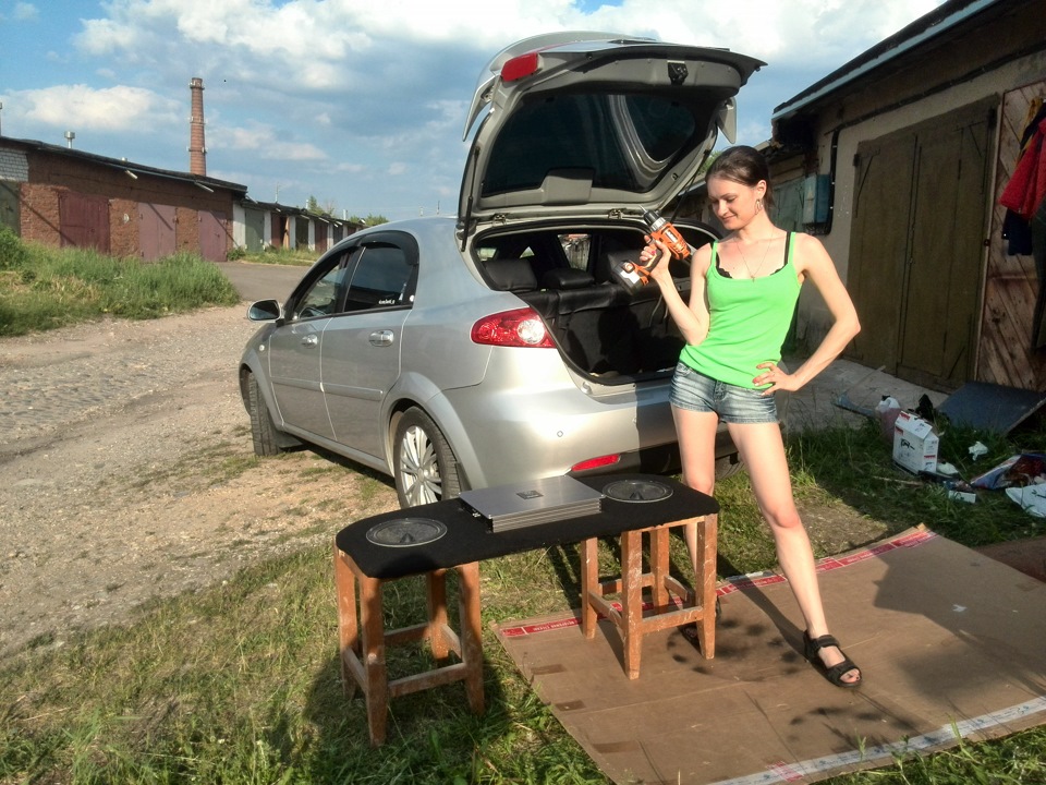 Теперь у Жены есть водительские права, и мое место сейчас сзади-справа с бутылочкой пивка. — Chevrolet Lacetti 5D