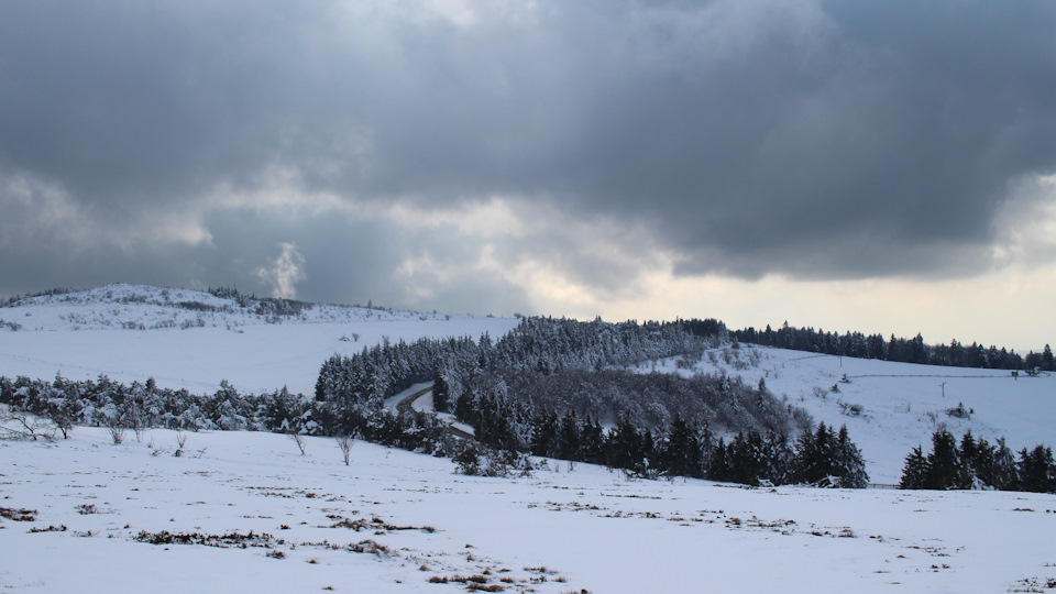 Изгиб прекрасной дороги D8.6. Где-то там за поворотом я и припарковался. — Audi A4 (B9)