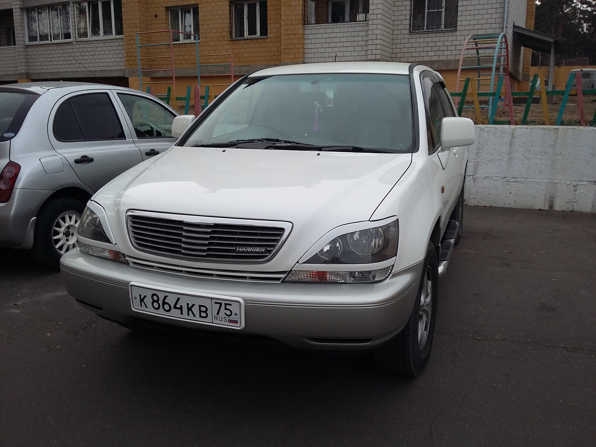 Тойота Харриер 2002 года. Тойота Харриер 3.5. Квадратные номера Harrier. Toyota Harrier картинки.