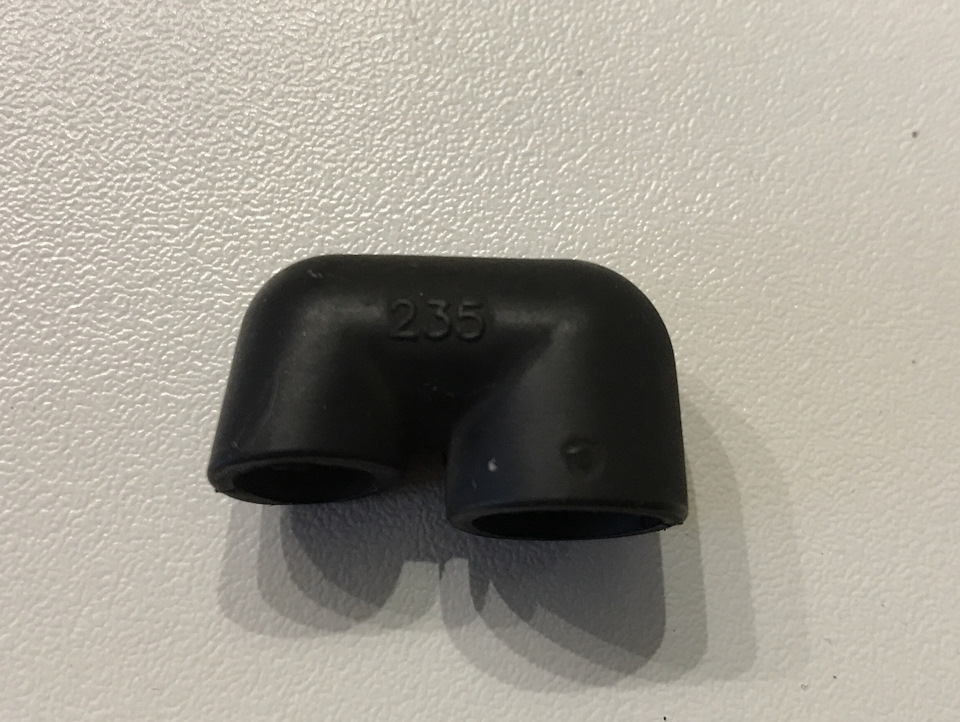 Дефицит — резинка на вентиляцию фары, отдельно в продаже нет🤦🏼‍♂️На каждой фаре по 3 шт. — Audi Allroad (C5)