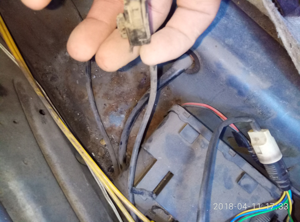 Сопротивление датчика абс приора. Прозвонить датчик абс мультиметром. Как узнать какой датчик абс не работает. Разъем датчика абс. Датчик абс принцип действия.