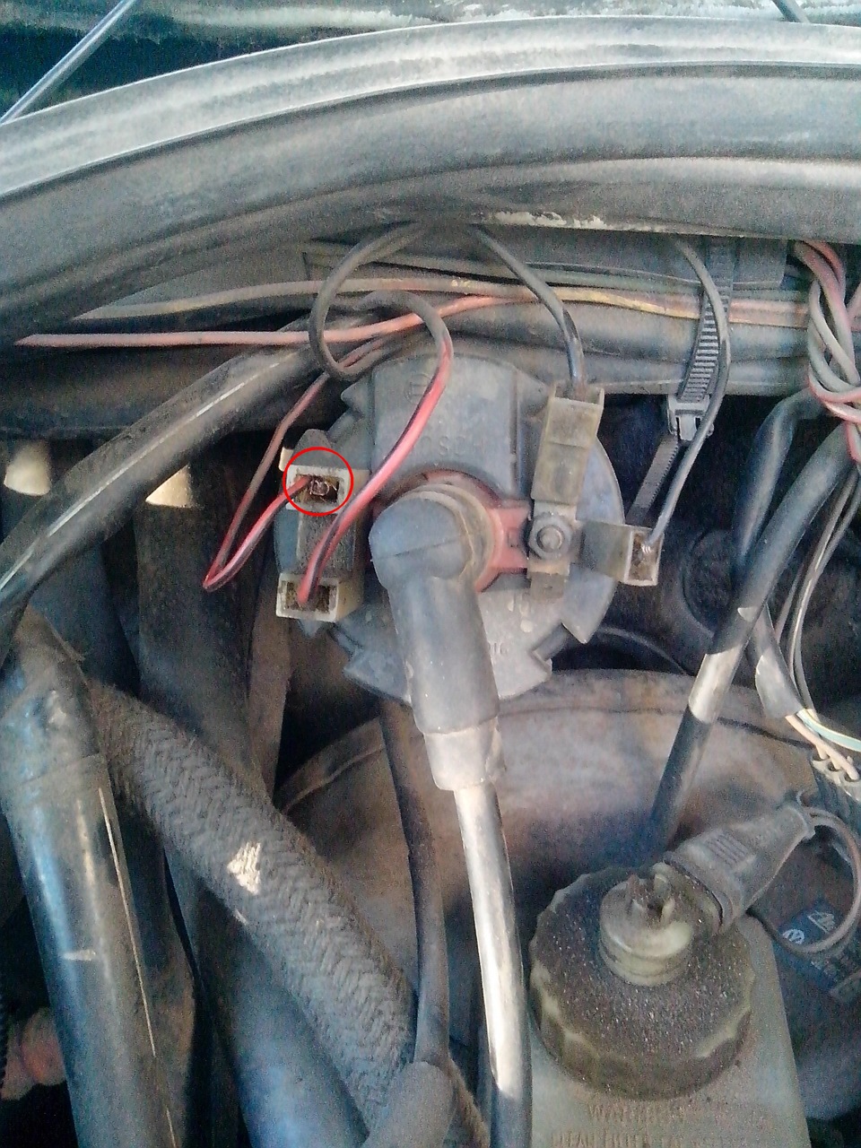 Пассат б3 фишки. Провод зажигания VW Passat b3 1800. Провода к катушке зажигания Ауди 100 с3. Гольф 2 катушка клемма 15. Катушка зажигания Пассат б3 1.8.