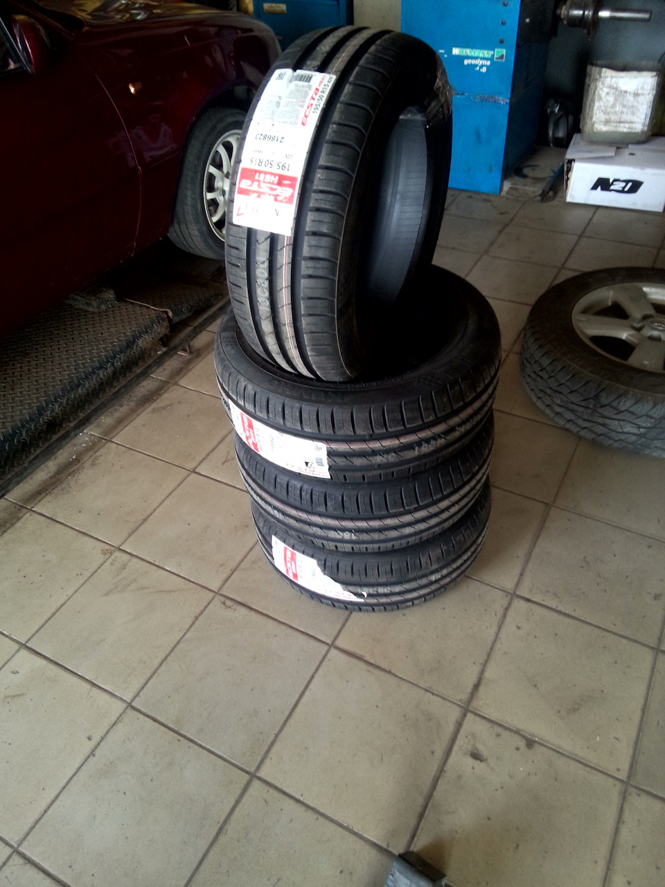 Шины 82. 195 50 R 15 Ecsta hs51. Kumho hs51 195/50-15. Кумхо hs51 195/50 r15. Kumho Ecsta 195/50 r15.