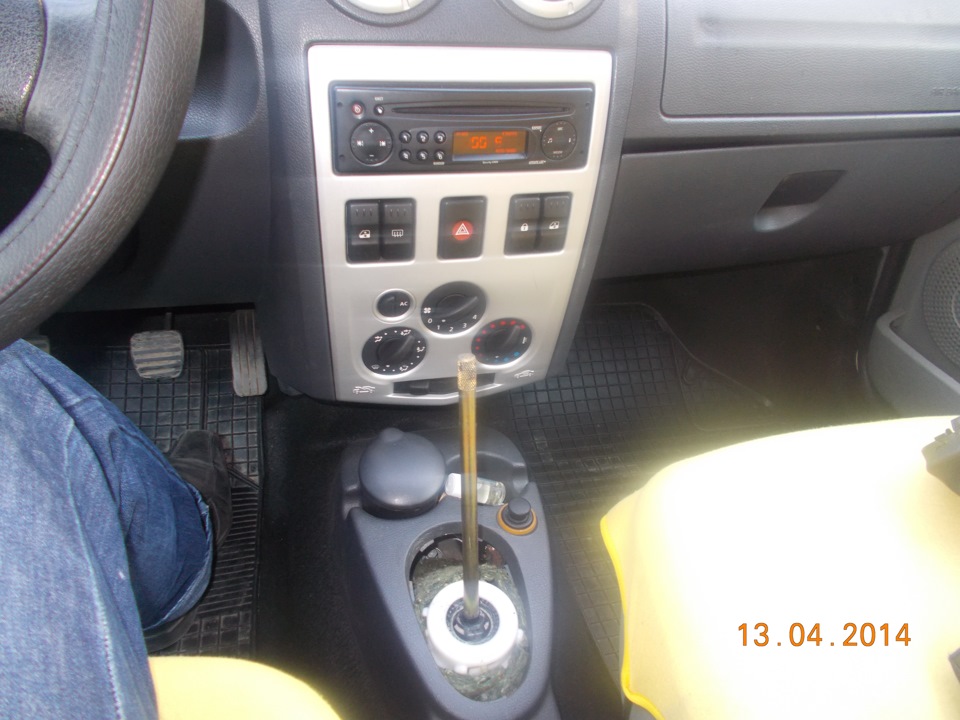 Замена набалдашника КПП — Dacia Logan (1G), 1,4 л, 2006 года | стайлинг ...
