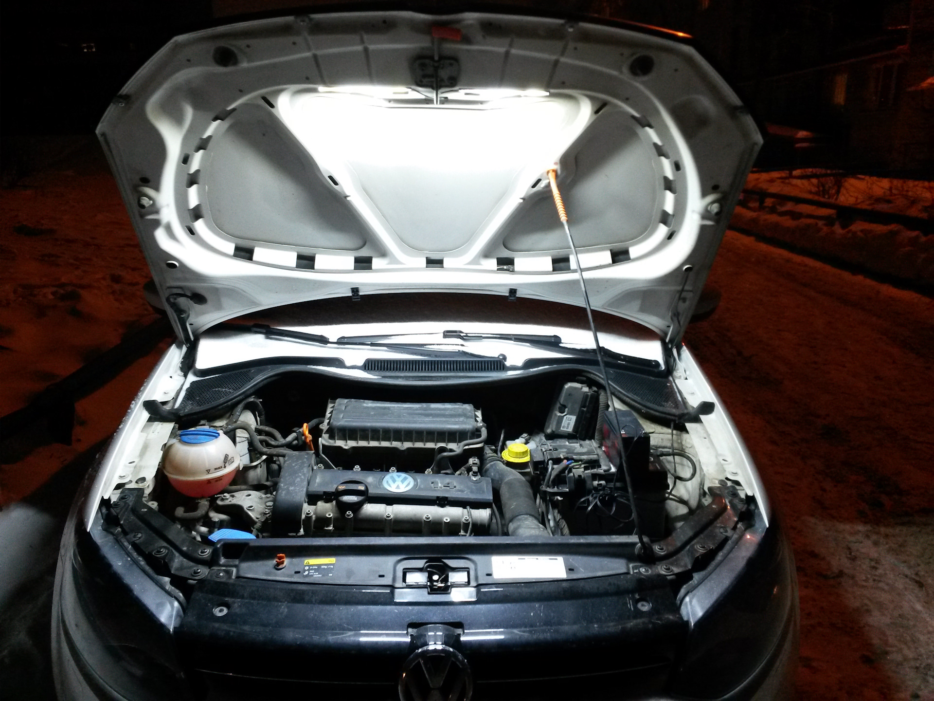 Подсветка капота нива шевроле. Подсветка подкапотного пространства волга 31105. Подсветка подкапотного пространства. Подкапотное пространство освещение. Подкапотное пространство освещение.