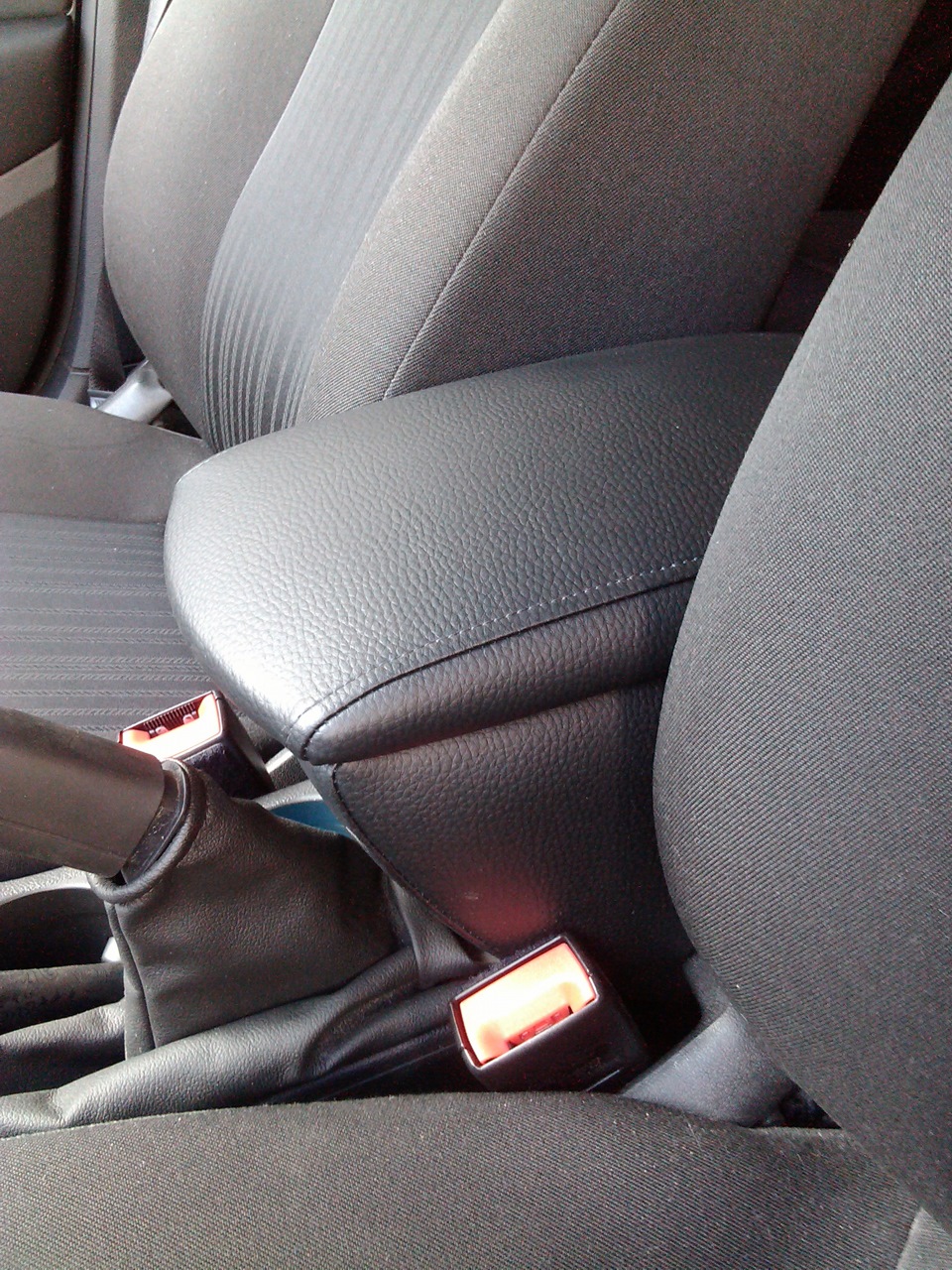 Подлокотник — Opel Astra J, 1,6 л, 2011 года | аксессуары | DRIVE2