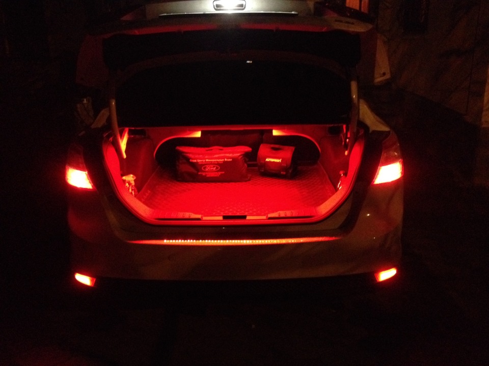 Подсветка багажника форд фокус. Подсветка багажника Ford Focus 2. Ford Focus 2 дополнительный свет задний свет. Диодные лампы Форд фокус 3. Подсветка багажника фф2 седан.