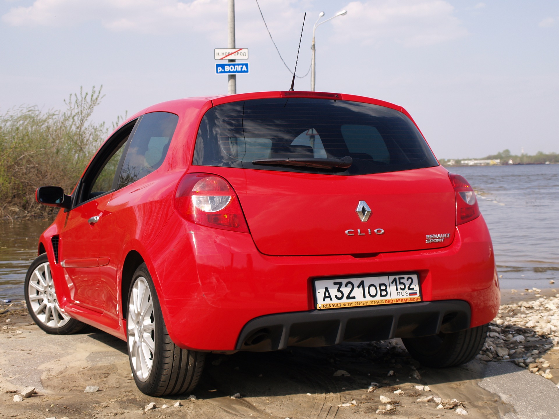 11 красный фото. Renault Clio ov 369. Рено символ 2010 красный. Рено символ 2 2010 красный. Клио спорт 2 красная вид спереди.