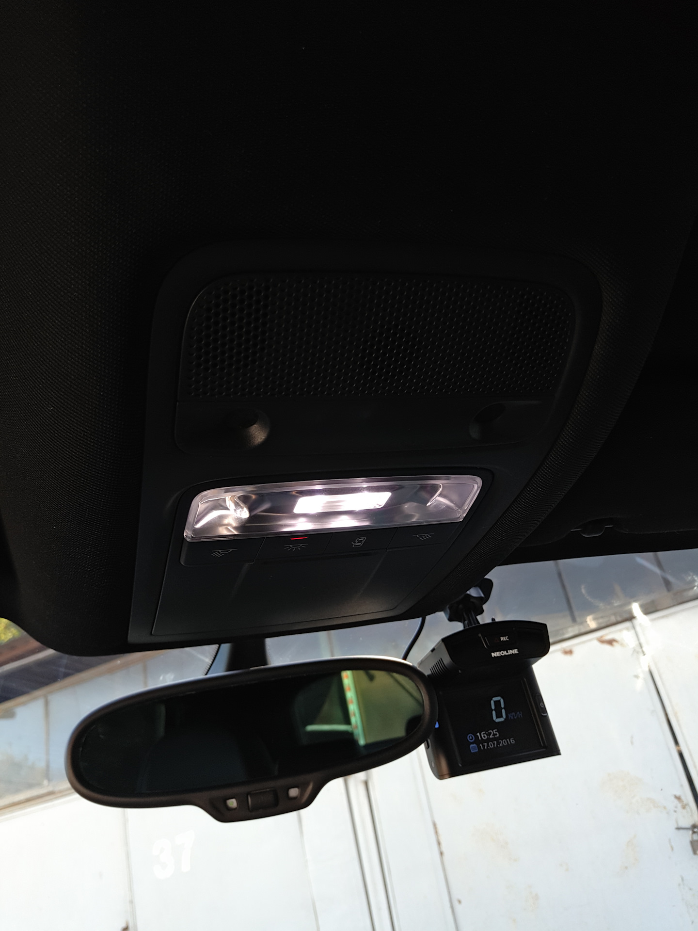 Потолок в черный мат, установка новых плафонов — Audi Q3 (1G), 2 л ...