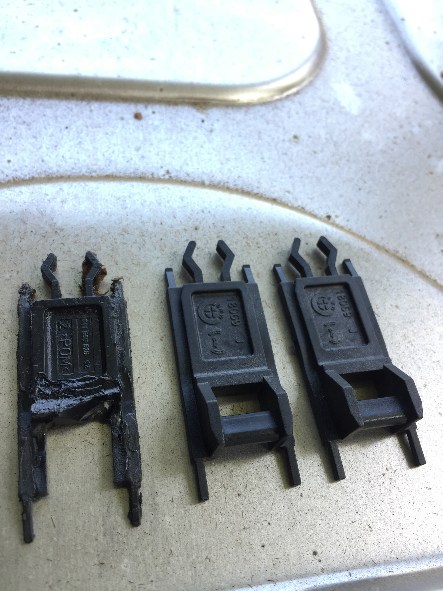 направляющие на люк ауди 80. направляющая люка ауди 80 б3. фольксваген пассат б4 направляющая люка. направляющие люка bmw e39 артикул. направляющие люка passat b3.