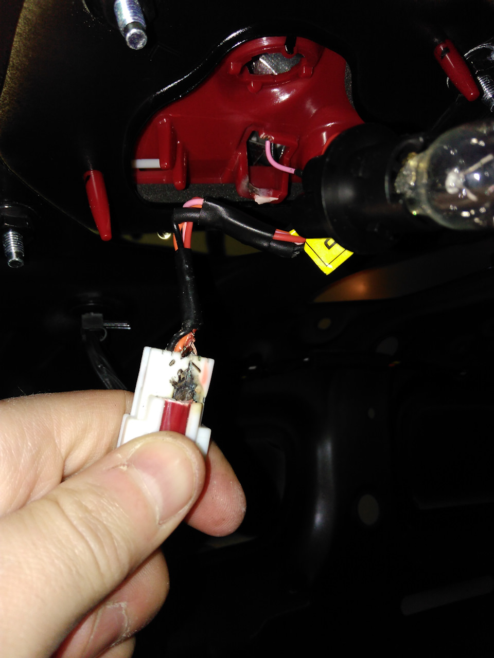 Выгорел разъем заднего левого габарита. — KIA Optima (4G), 2 л, 2016 ...