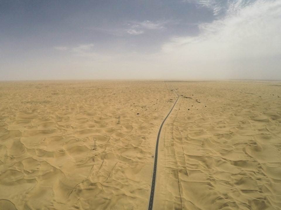 В какой части света пустыня такла макан. Трасса в пустыне Такла Макан. Таримская пустыня. Шоссе через пустыню Такла-Макан. Таримское шоссе.