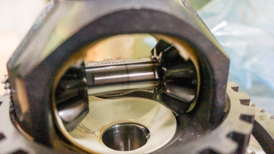 Та самая ось сателлитов. Найдите в ней маслоканальцы! Смотрите, какие маленькие! — Volkswagen Passat Alltrack (B7)