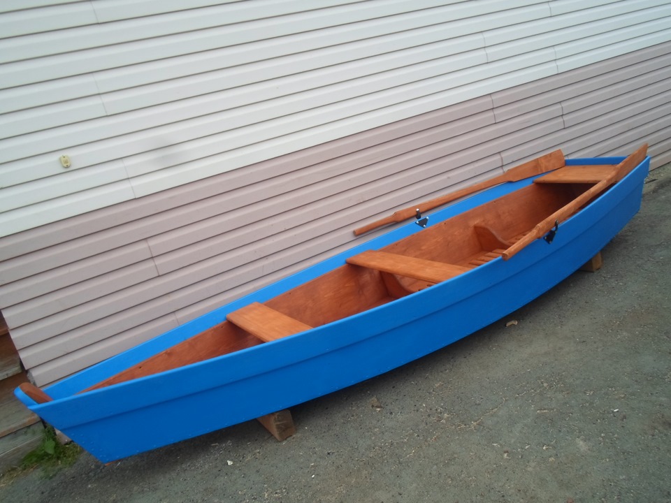 Купить лодочный в рязани. Деревянная лодка Тритон. Сіняя деревянная лодка. Лодка деревянная голубая. Кулас деревянный.