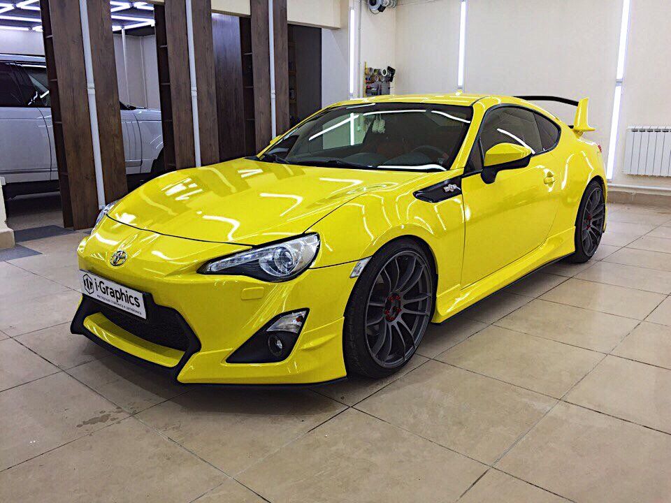 Тойота gt86 желтая