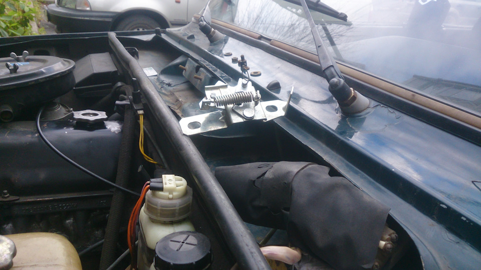 Лопнул тросик открывания капота — Lada 21043, 1,5 л, 2000 года ...