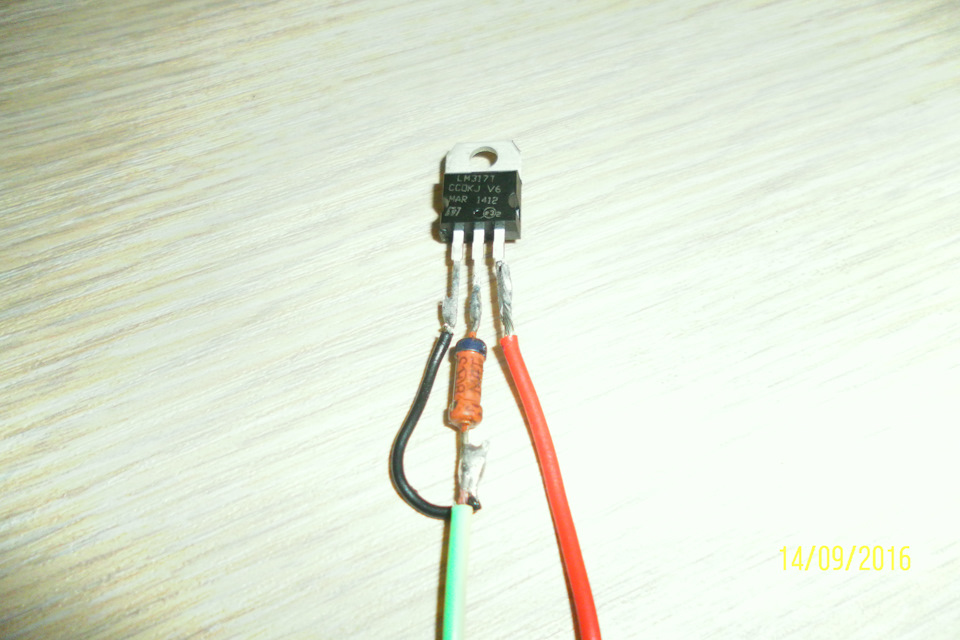 красный — вход плюс, чёрный — выход, средняя ножка управление — ставится резистор. — Nissan Wingroad (Y12)