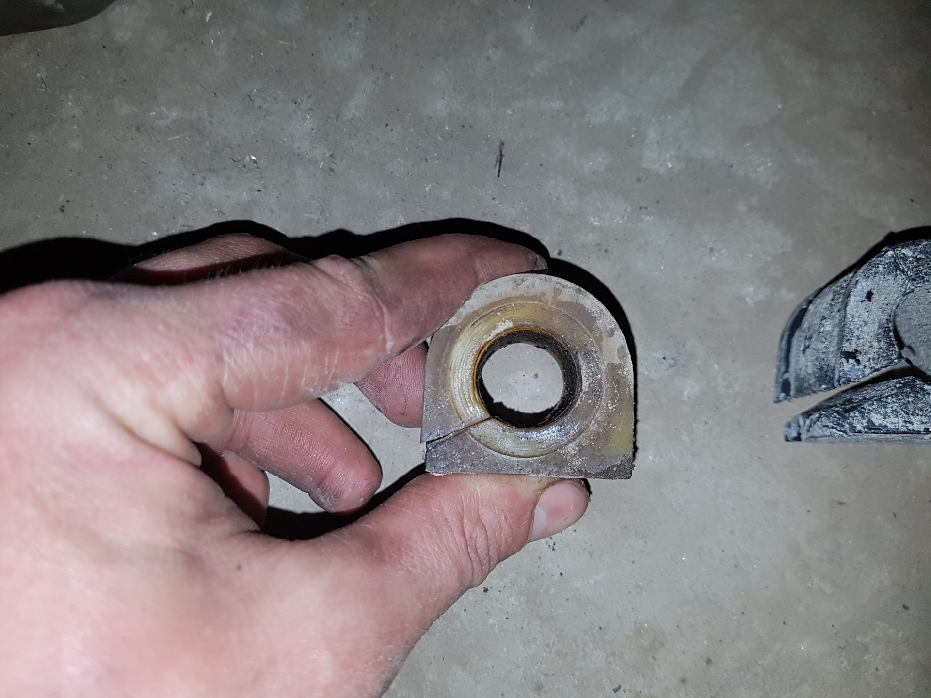 Замена втулки рук. Стяжной винт шатуна игловодителя ручной машинки зингер вал. Замена втулки рук. Втулка рулевой рейки камри. Втулки стеклоочистителя хонда цивик 6.