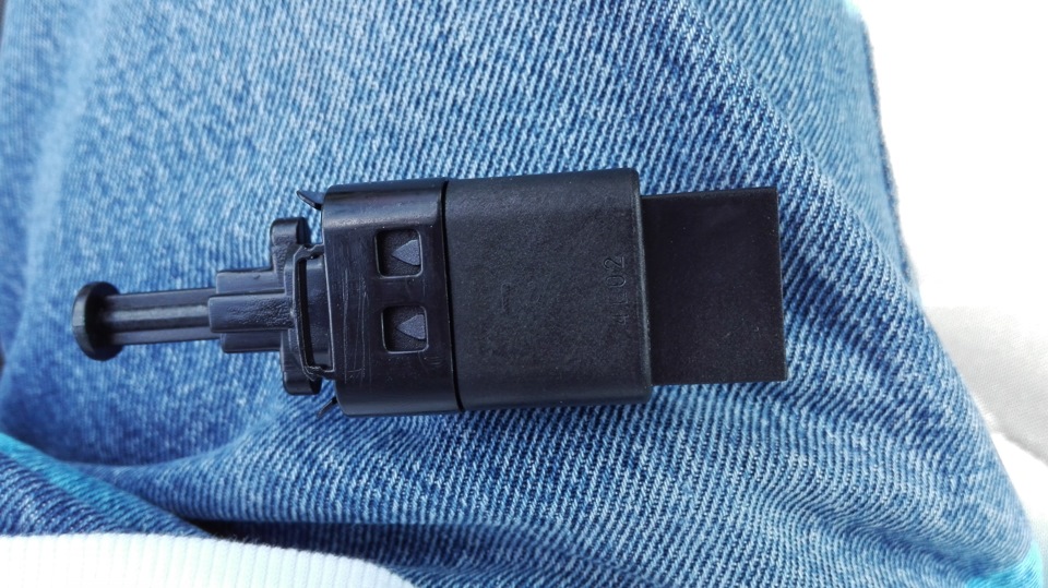 Датчик фонаря заднего хода (лягушка) и предохранитель подсветки ...